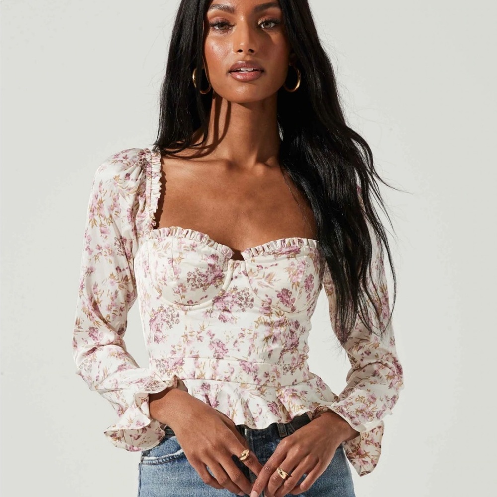 ASTR Long Sleeve Sweetheart Cinch Bust Floral Top NWT